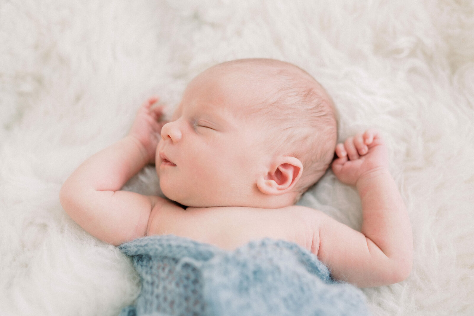 schlafendes baby auf schaffell