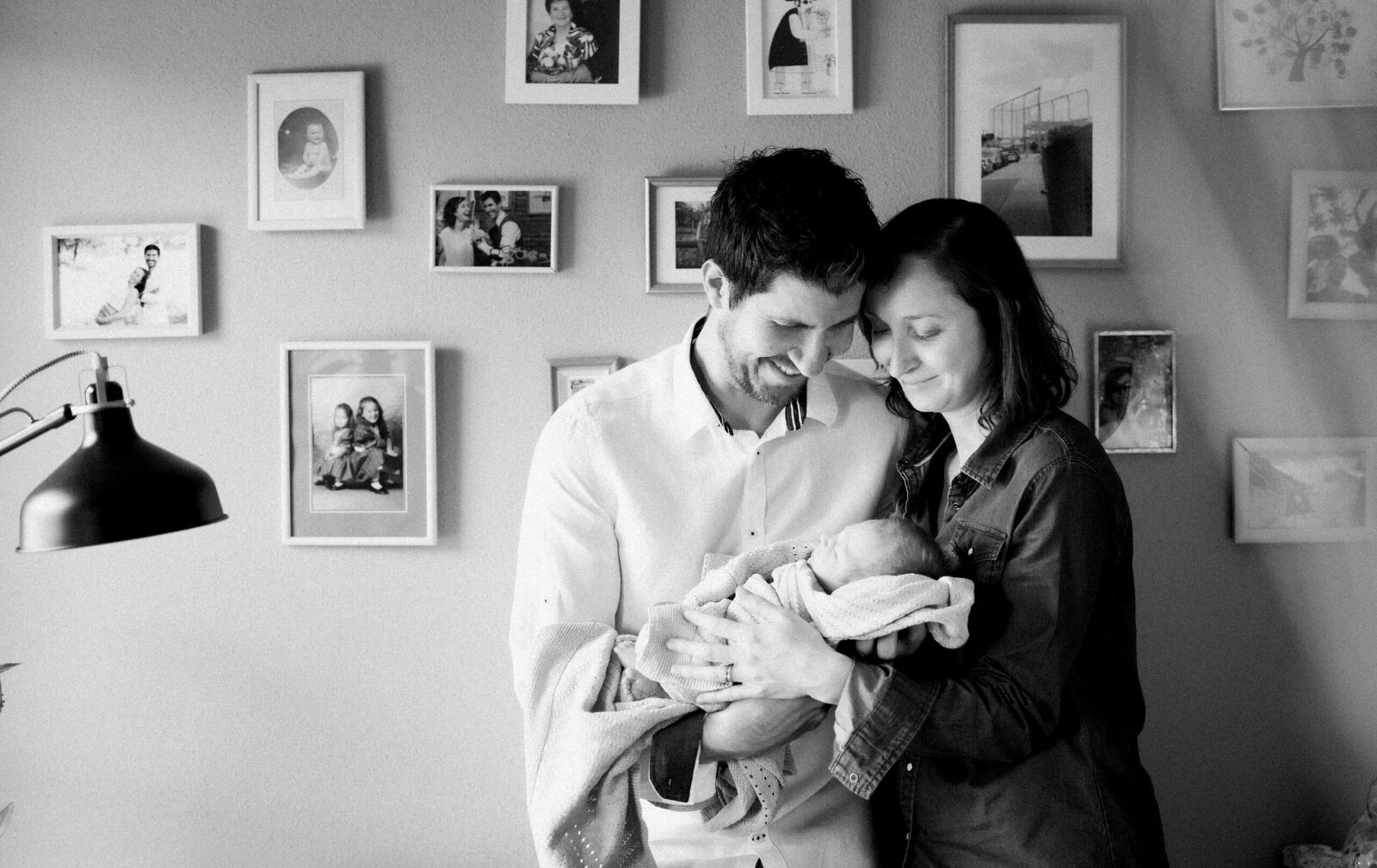 glückliche Eltern mit Neugeborenes in ihrem zuhause
