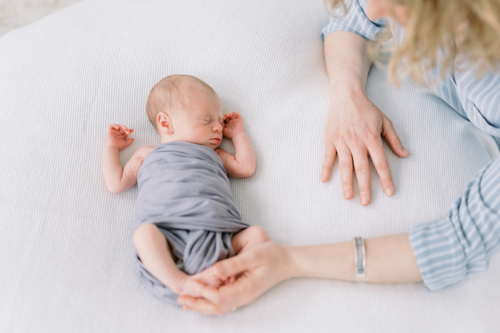 babyfotograf beruhigt neugeborenes