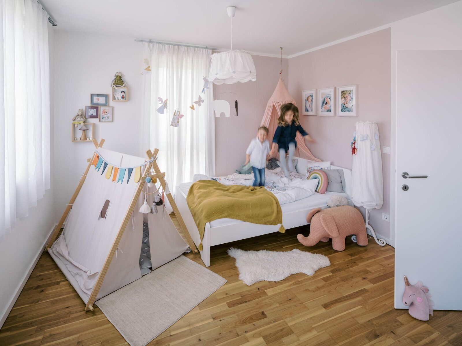 kinder huepfen im Bett im kinderzimmer