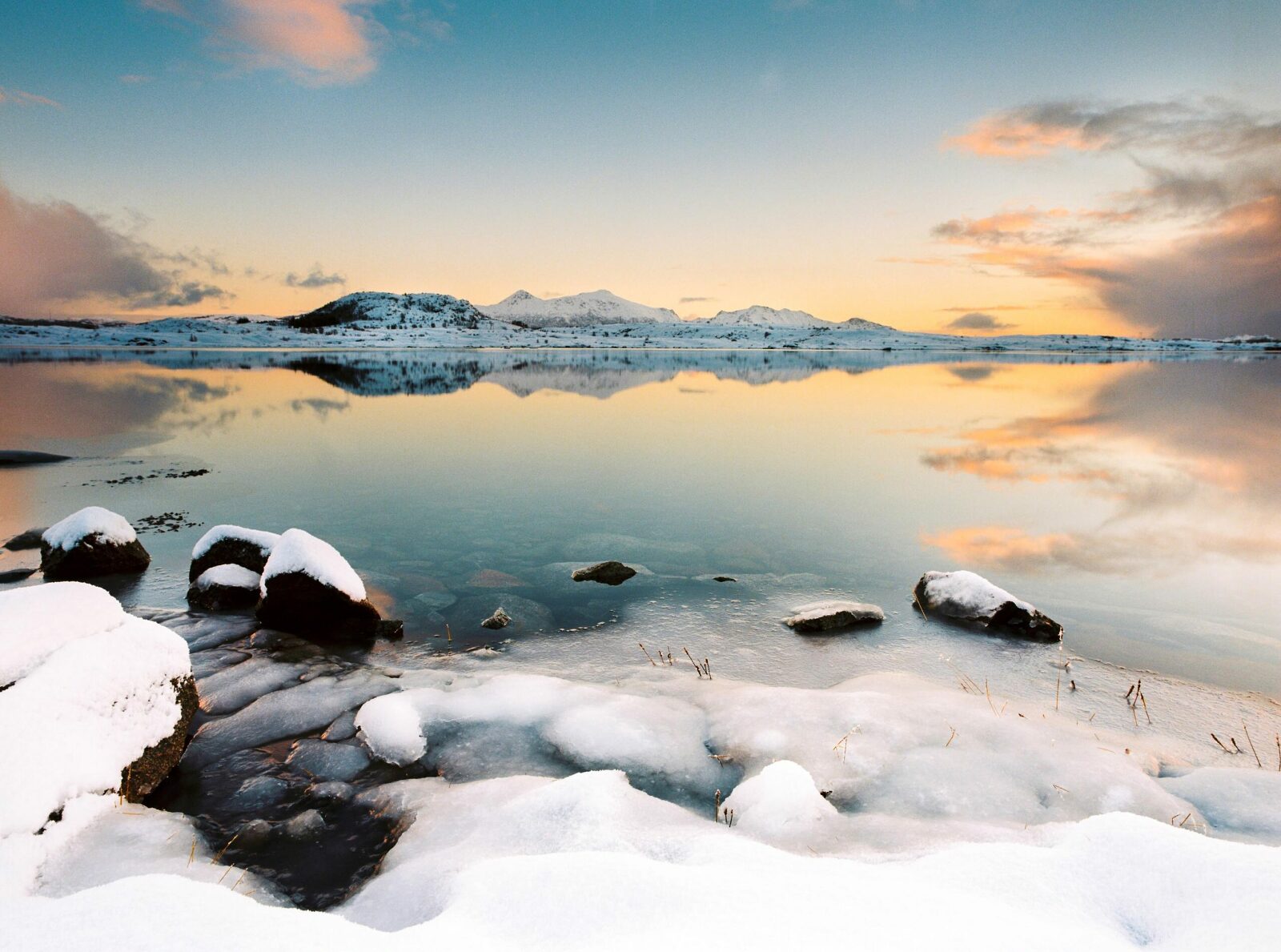 Landschaftsbild Sonnenuntergang lofoten