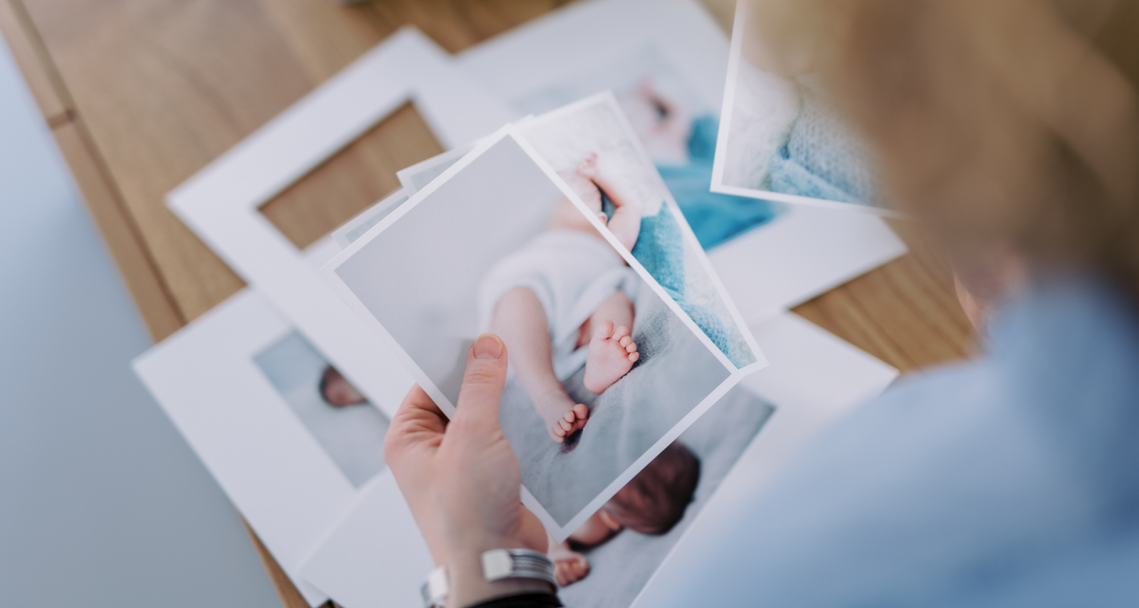 babyfotograf bei der auswahl von fineart Bildern